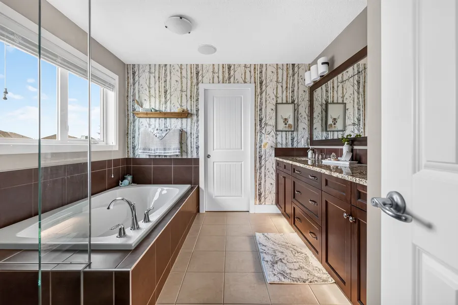 Primary ensuite, soaker tub and vanity